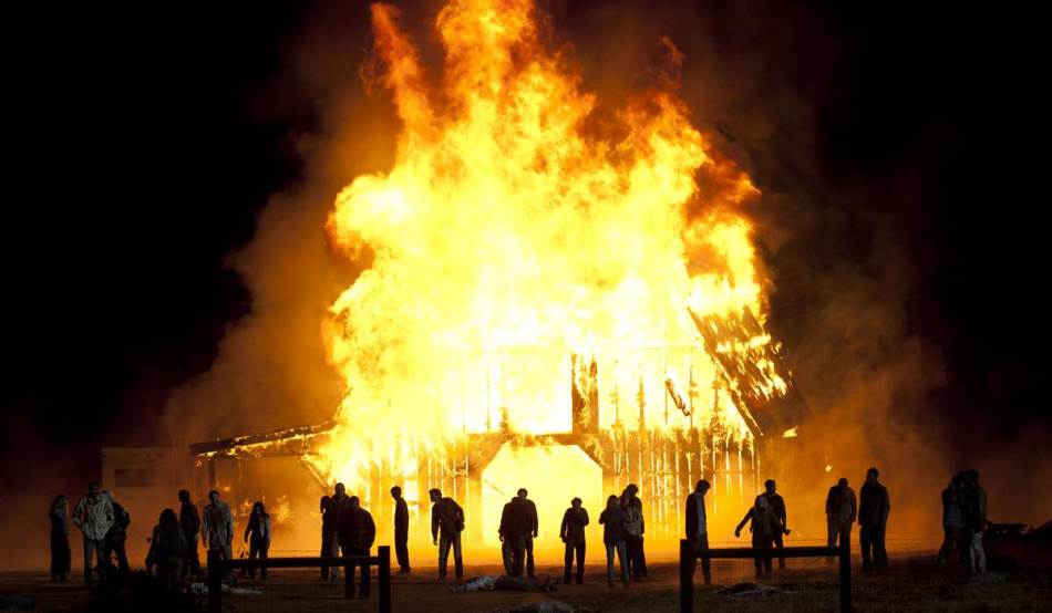 ss-121126-walkingdead-barnfire.ss_full